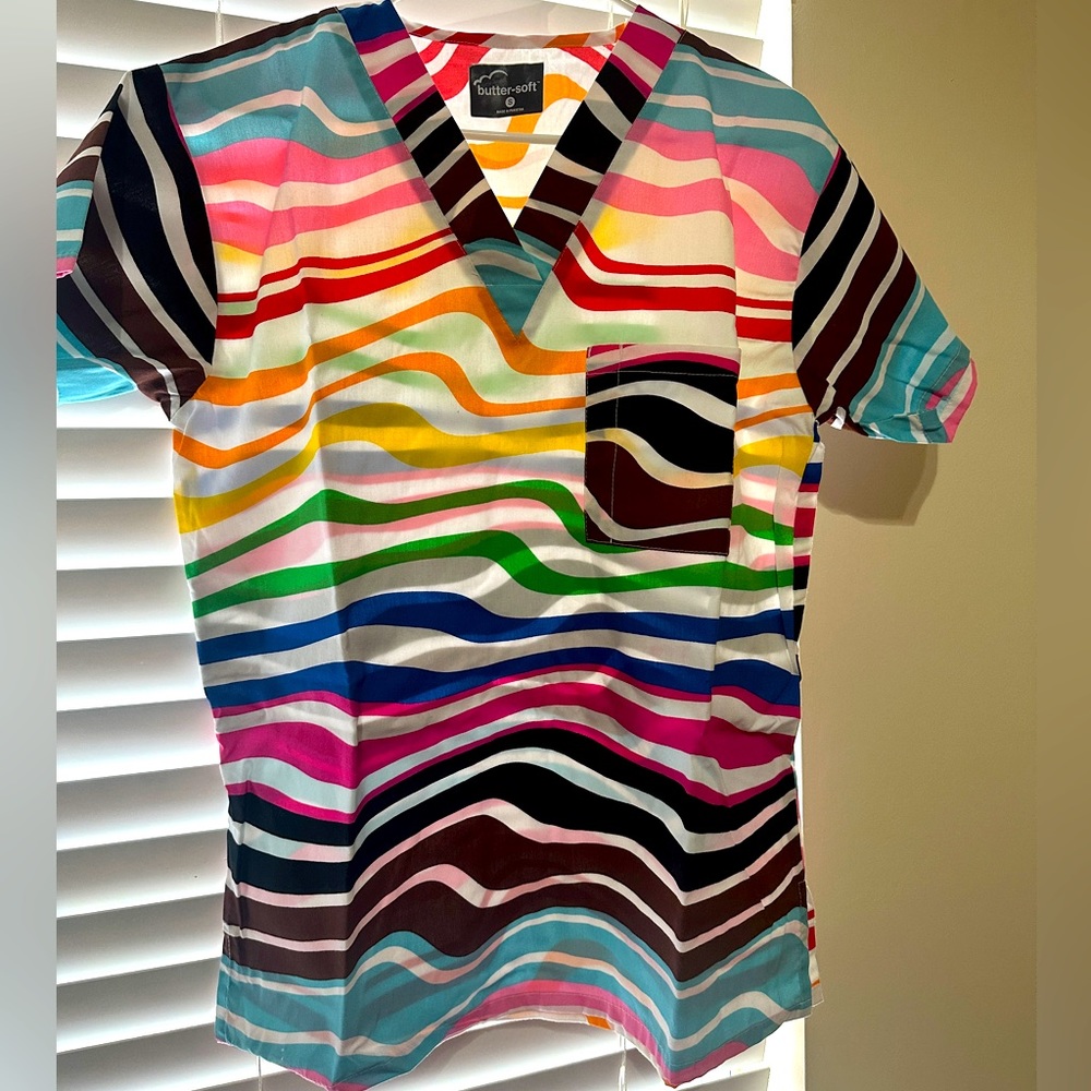 ButterSoft Multicolored Scrub Top. Size S. Runs a bit big.